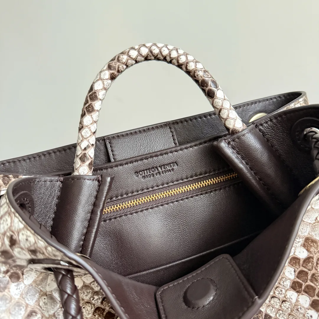 The new Andiamo batch of 3060 BV is shipped‼ ️The classic intercciato weaving process is used to create a soft bag, the metal knot is made of micro-cast aluminum using jewelry technology🪢, and the decorative beads are made of metal and hand-polished oak, allowing you to jump repeatedly between elegance and fun💃, making it unpredictable. Classic and versatile, it shows off your temperament, and the bag has a large capacity, making it very convenient for daily commuting! It has a variety of carrying methods, the shoulder straps can be adjusted by yourself, the original lambskin feels soft and delicate, and the unisex style breaks gender boundaries and brings a more practical and long-lasting use experience. The Andiamo, which has both elegant and casual styles, perfectly interprets the "fashionable old money style". Style number: 743568+wood hardware Color: original snakeskin pattern Size: 25*22*10.5cm